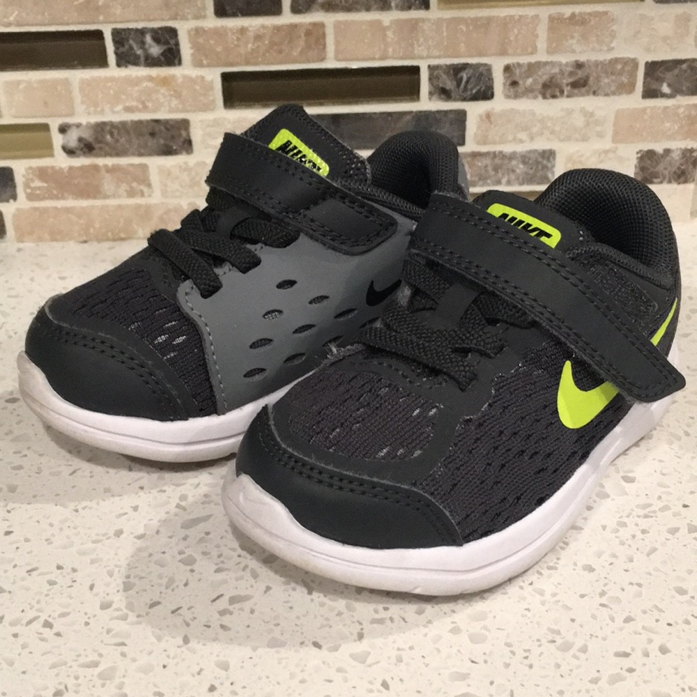 Nike infants size 6 tennis shoe